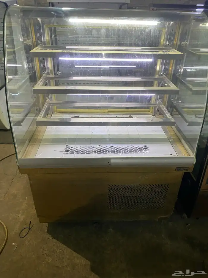 ثلاجة عرض حلويات و كيك شبةجديدة 0