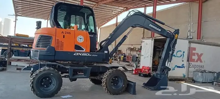 MINI EXCAVATOR 2-6 TON حفار صغير للايجار 2-6 طن 7