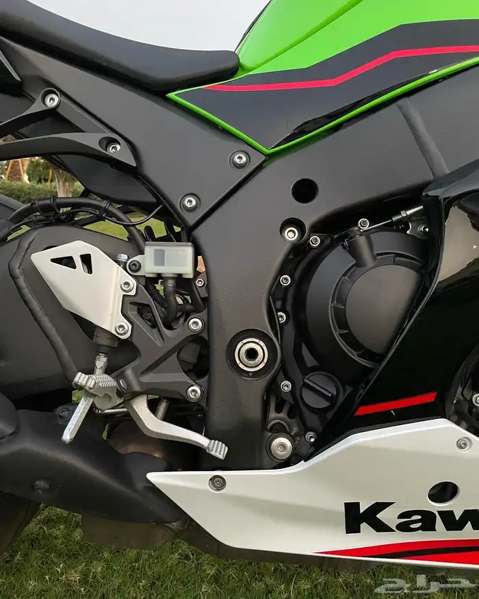 KAWAZAKI ZX10R 8