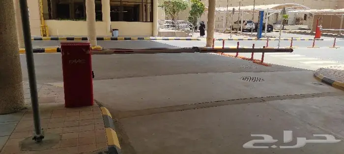 بوابات ذراع امني التحكم في دخول وخروج السيارات بوابة 8