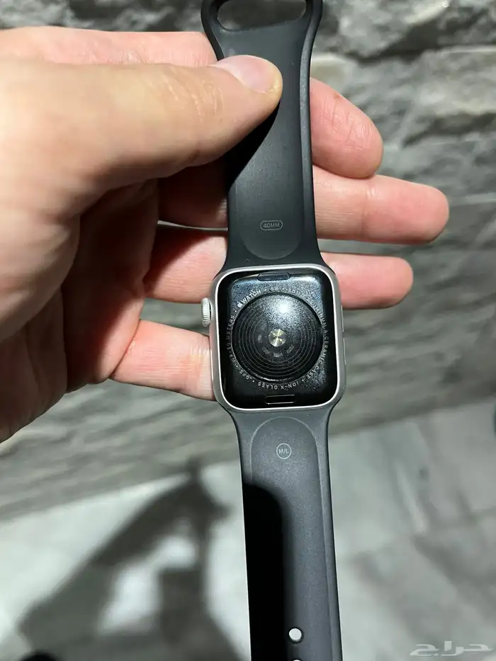 ساعة ابل SE  مقاس 40 ملم  GPS  إطار فضي  سوار ابيض رياضي 5