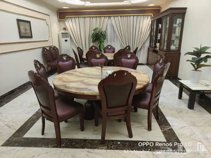 للبيع طاولة مع الكراسي 2