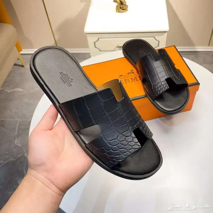 أفخم شوزات وصنادل ماركات عالمية 65