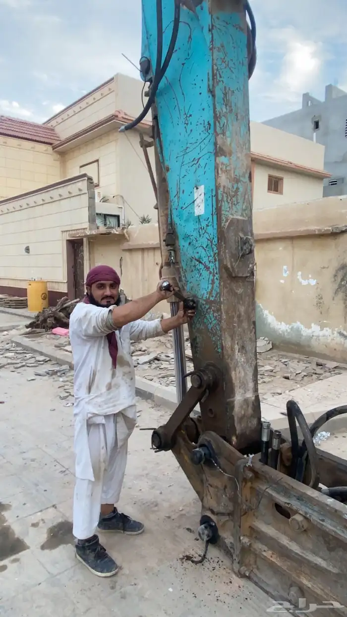 معدات ثقيلة بوكلينات لجميع انواع الهدم و الحفريات 8