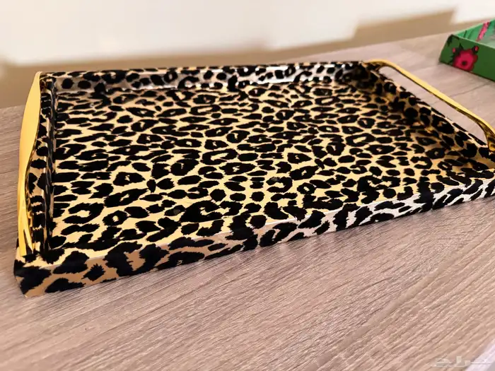 صينية و لوحات مع برواز 1