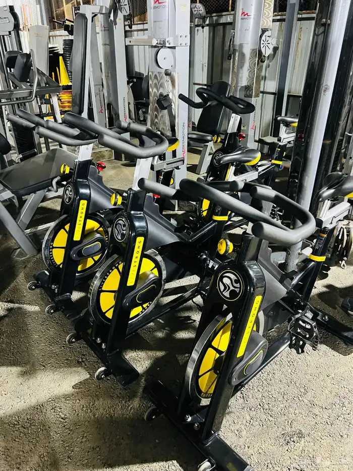 اجهزة نادي رياضي مستخدمة و جديدة تمارين نادي سير دراجة 3