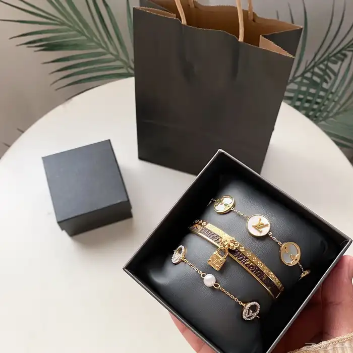 اكسسوارت هاي كواليتي 18