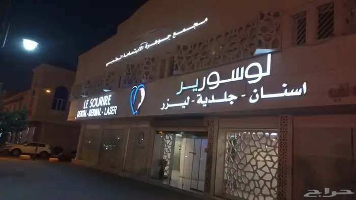 لوحة محل حروف مضيئة بارزة بنرات دعاية استيكرات زجاج و سيارة 63