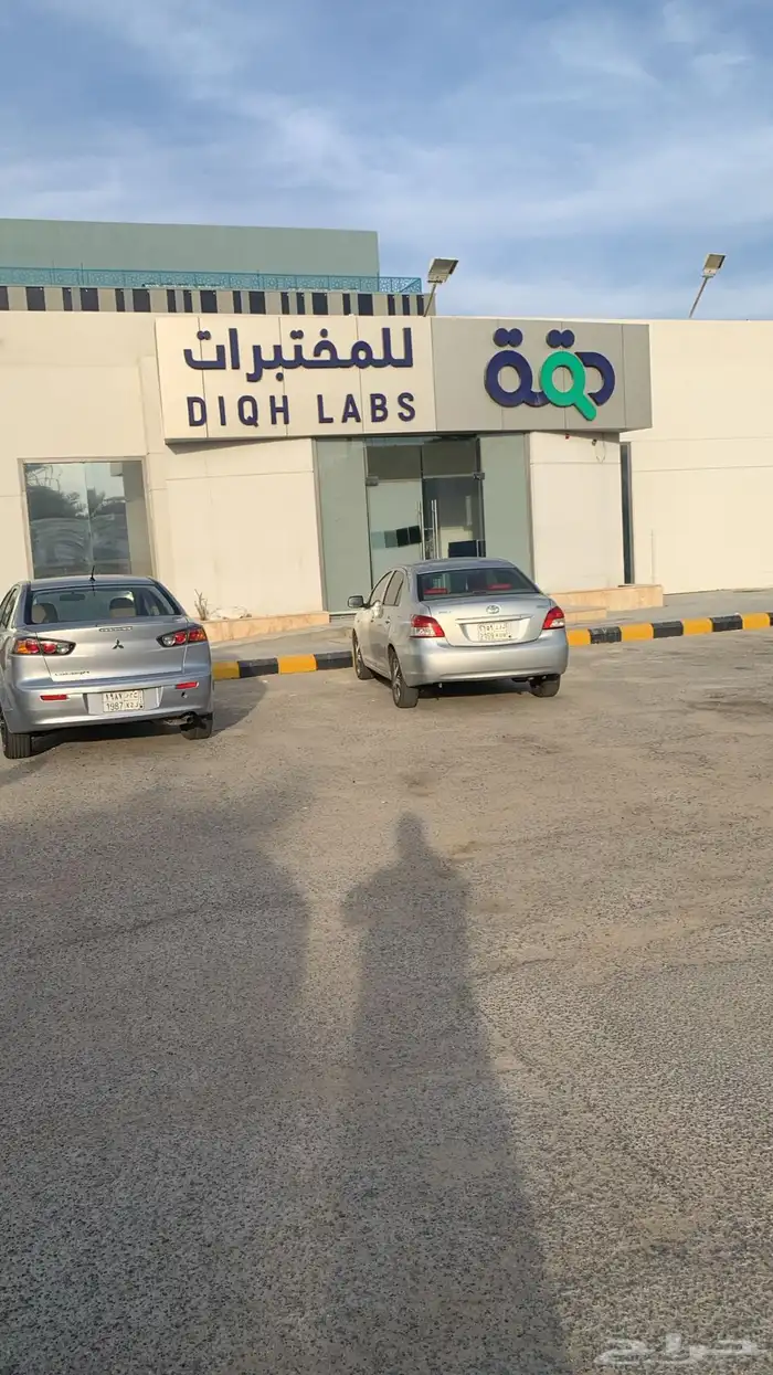 لوحة محل لوحة حروف بارزة بنرات و استيكر زجاج و سيارة 15