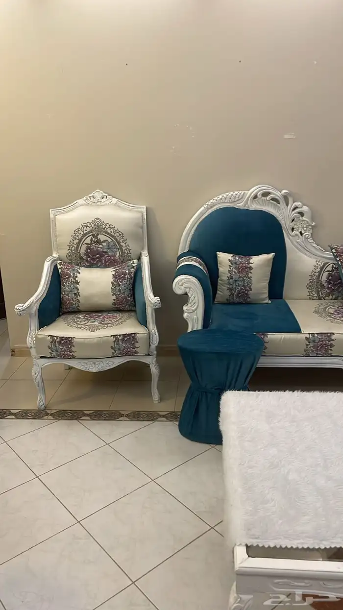 طقم كنب للبيع نظيف في الجموم 3