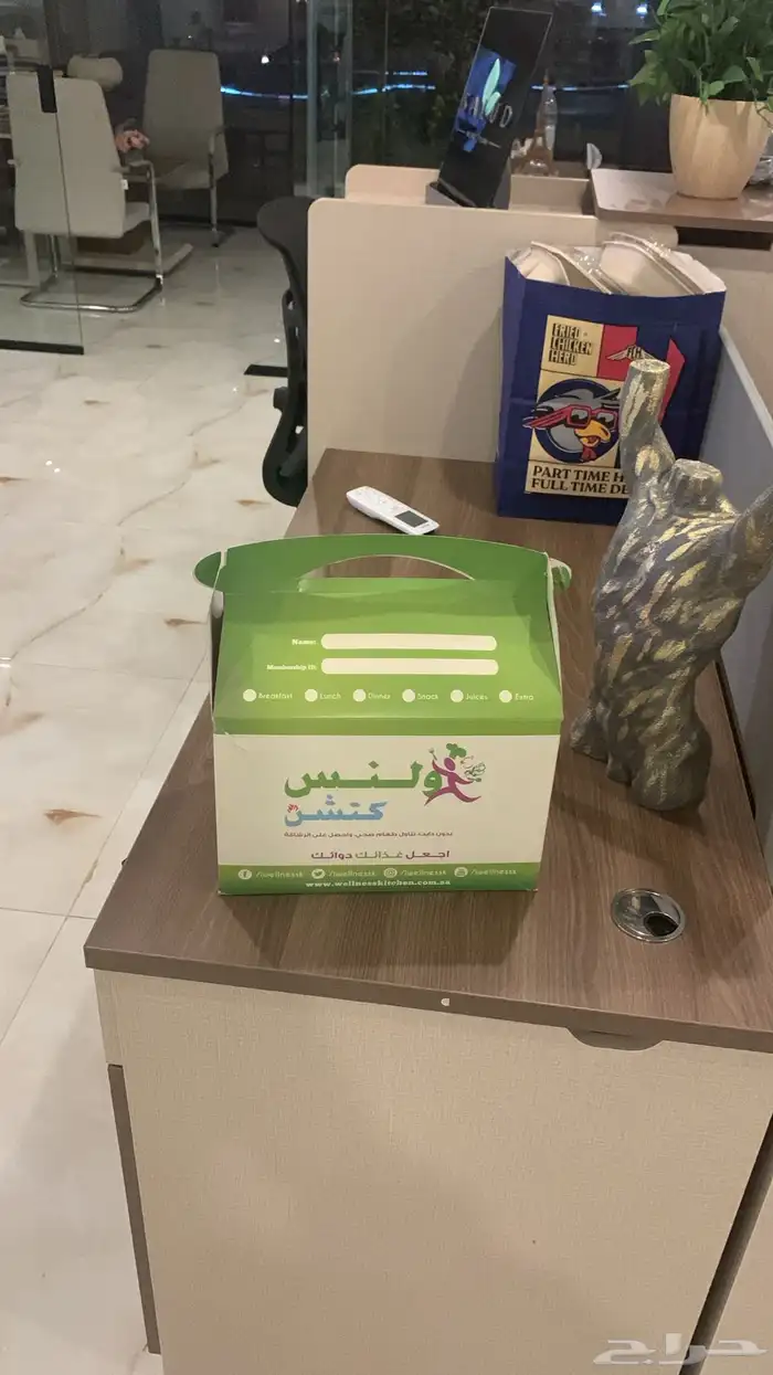 لوحة محل لوحة حروف بارزة بنرات و استيكر زجاج و سيارة 58