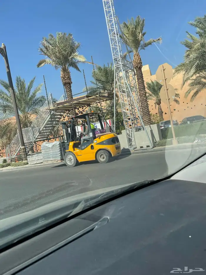 تاجير رافعه شوكيه وسيزر لفت 9
