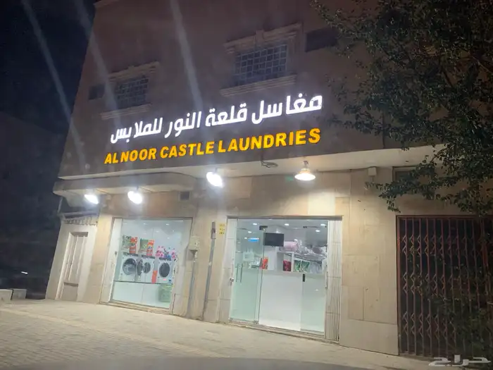 لوحة محل لوحة حروف بارزة بنرات و استيكر زجاج و سيارة 64