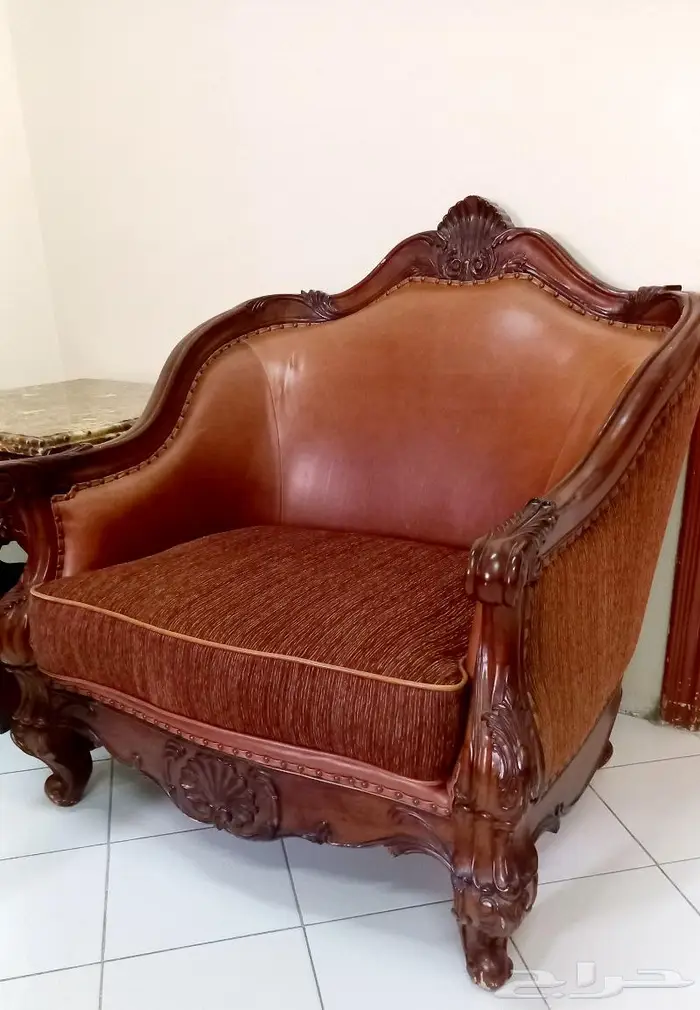 للبيع طقمين كنب كلاسيك بحالة ممتازة 7