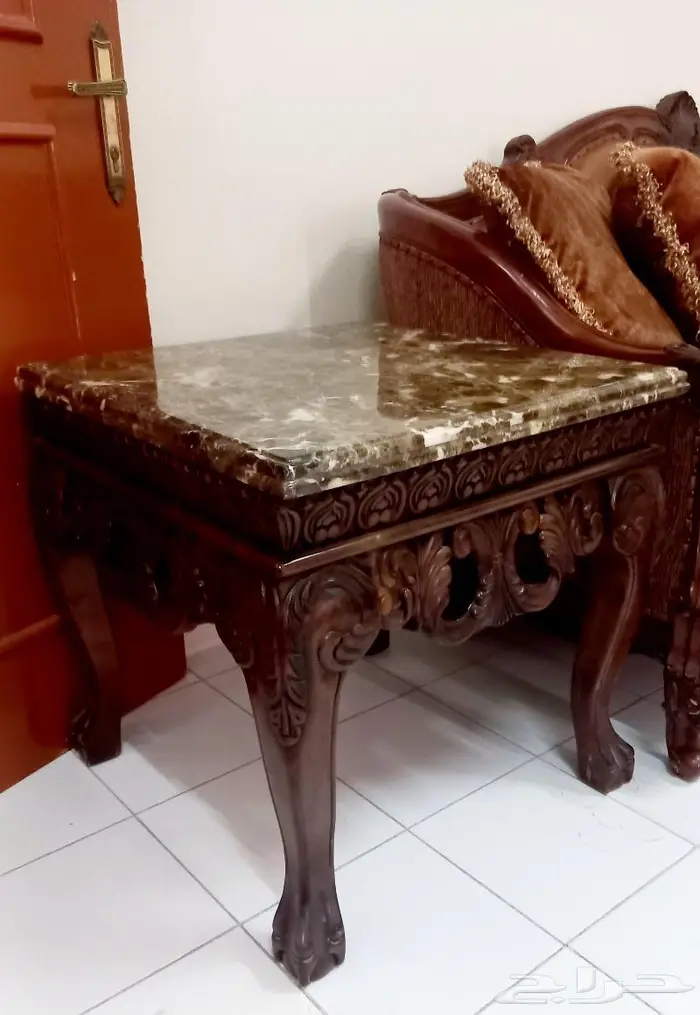 للبيع طقمين كنب كلاسيك بحالة ممتازة 4