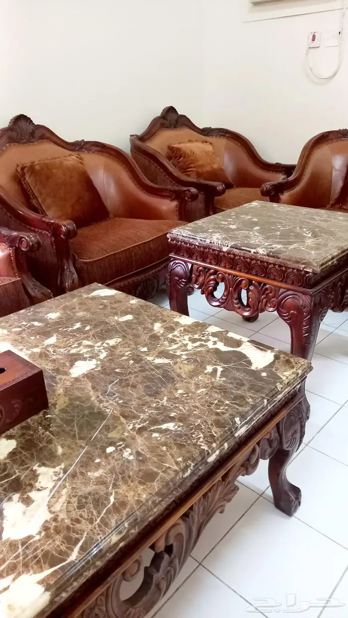 للبيع طقمين كنب كلاسيك بحالة ممتازة 9