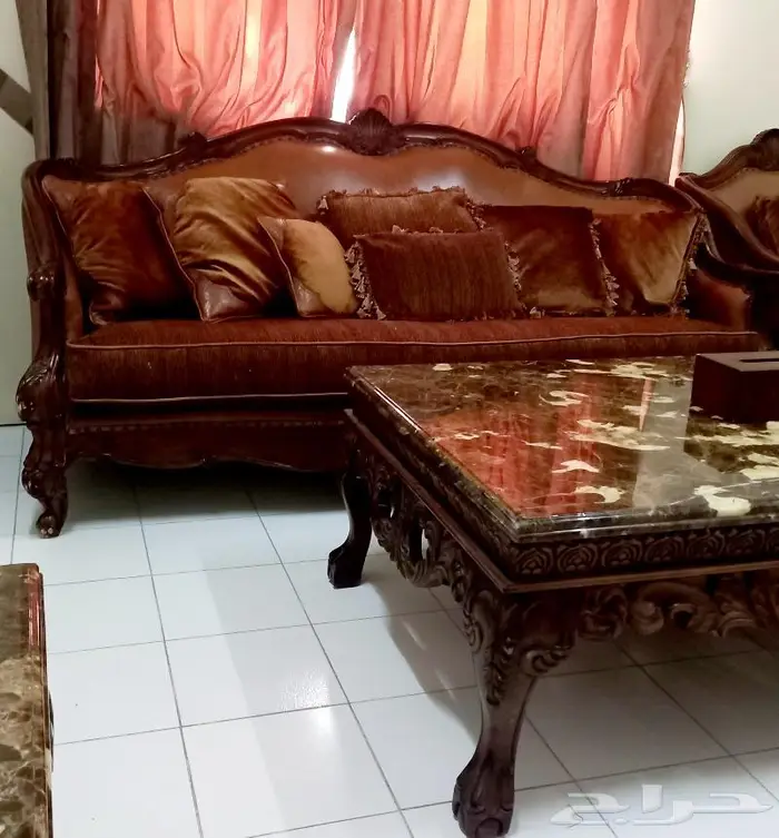 للبيع طقمين كنب كلاسيك بحالة ممتازة 1