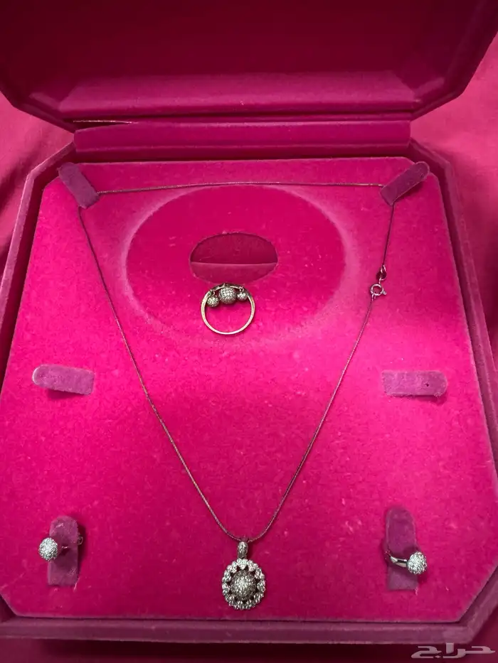 اساور منوعه وفضه ولولو طبيعي وماركه لويس فيتون 6