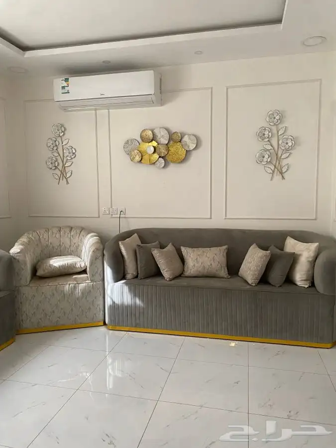 كنب دائري استخدام بسيط ونظيف جدا مع الستاره 3