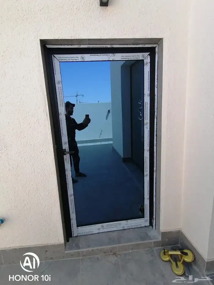 فني تركيب زجاج سكريت وزجاج استراكشر 0