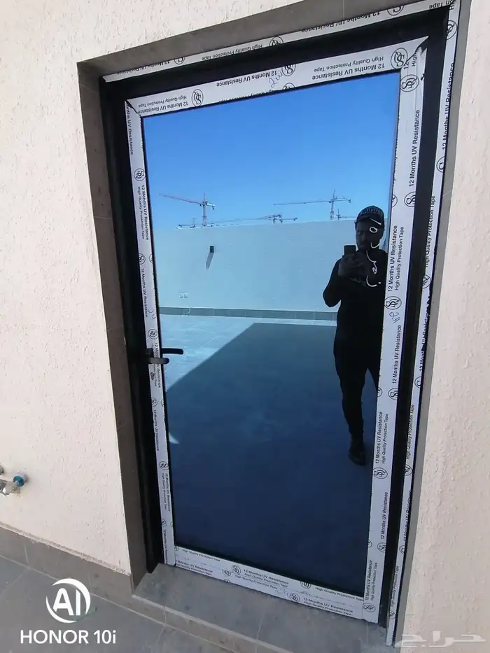 فني تركيب زجاج سكريت وزجاج استراكشر 2
