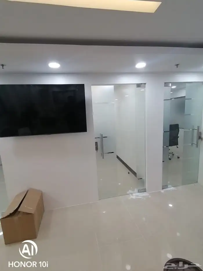 فني تركيب زجاج سكريت وزجاج استراكشر 3