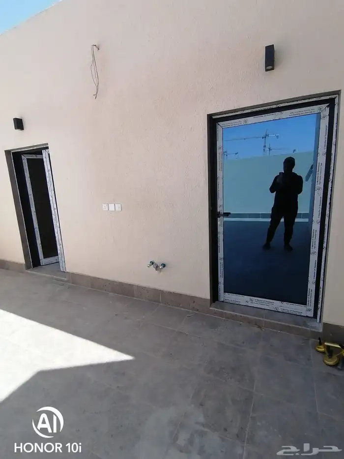 فني تركيب زجاج سكريت وزجاج استراكشر 1