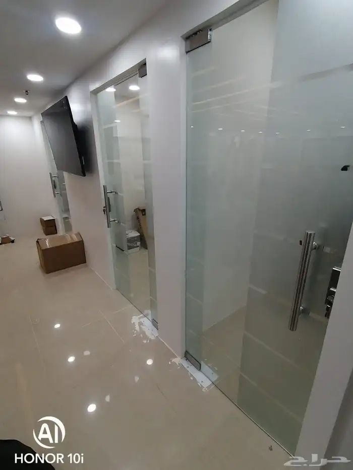 فني تركيب زجاج سكريت وزجاج استراكشر 4