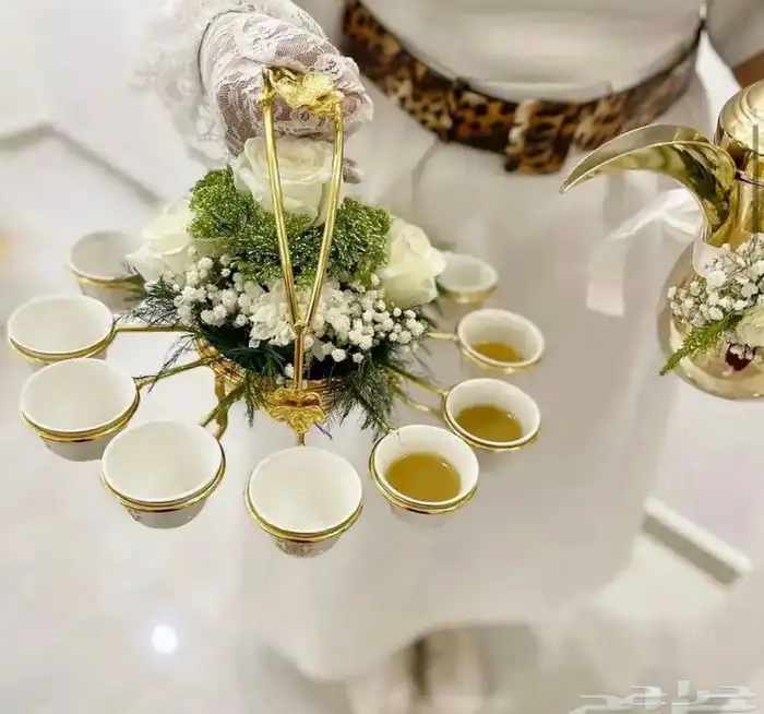 مضيفات ومباشرات بزي موحد وقهوجية 0