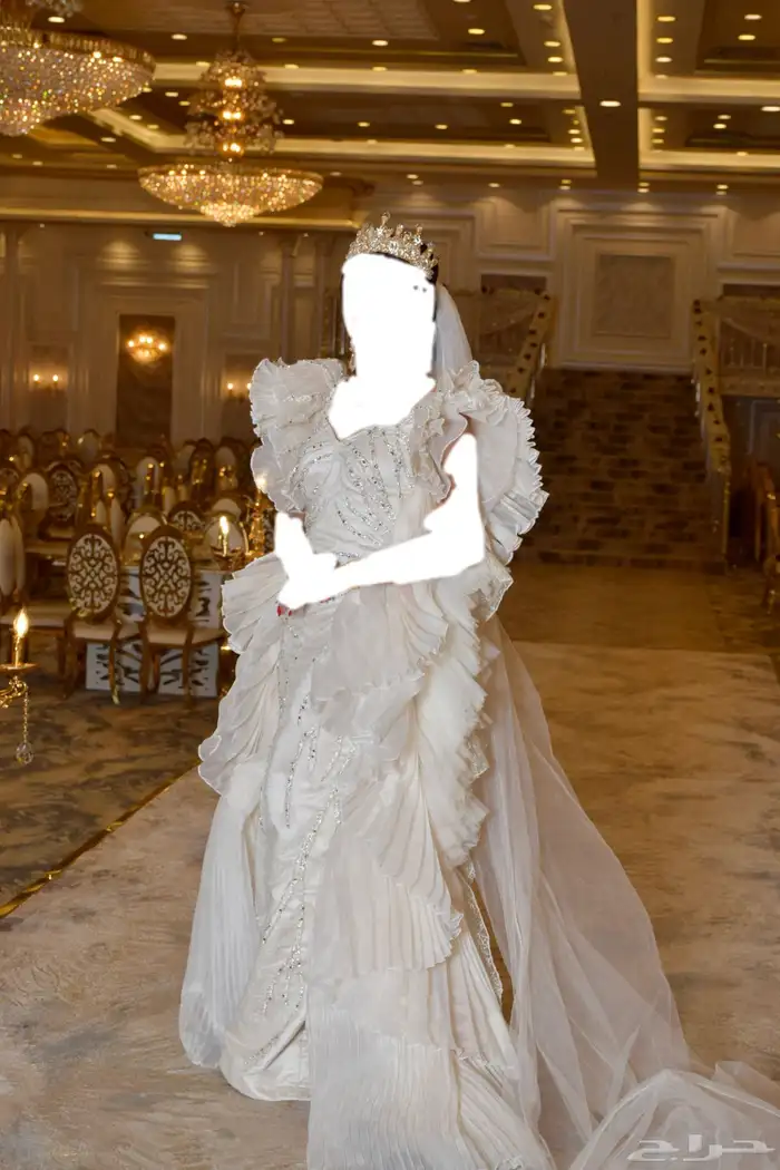 فستان زفاف مع تاج وحلق ومسكة 2