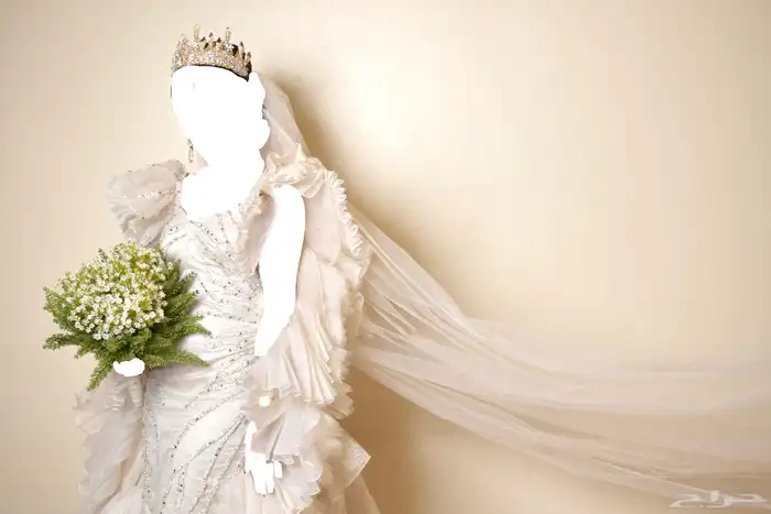 فستان زفاف مع تاج وحلق ومسكة 1