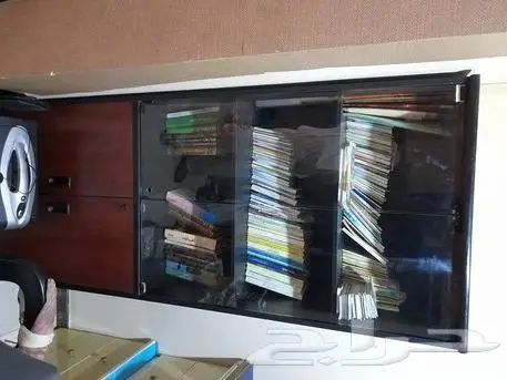 خزانة للكتب والسجلات بمفتاح 0
