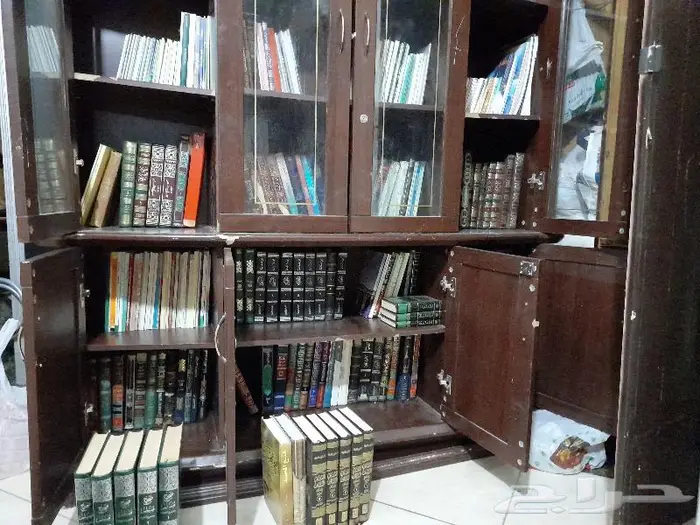 مكتبة كبيرة للبيع 0