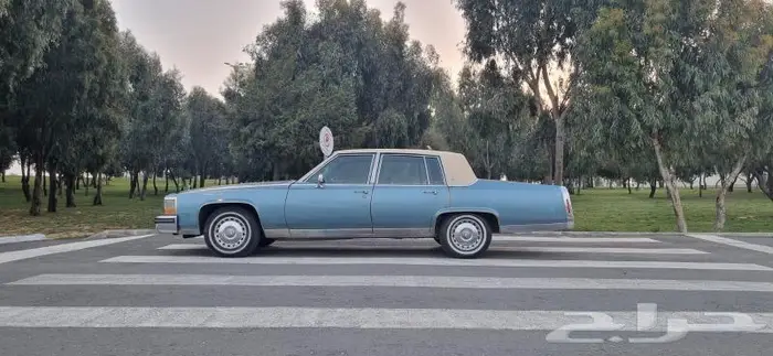 لعشاق السيارات الكلاسيكية Cadillac Fleetwood elegance 1982 1