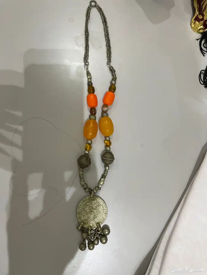 عقد تراثي قديم مزين بالاحجار الكريمه والريال الفرنسي 0