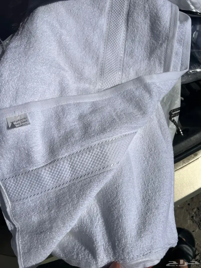 مناشف و مفارش فندقي ابيض مقلم 2