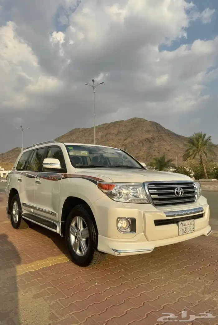 لاندكروزر 2015 مخزن ممشى 35 الف فقط 5