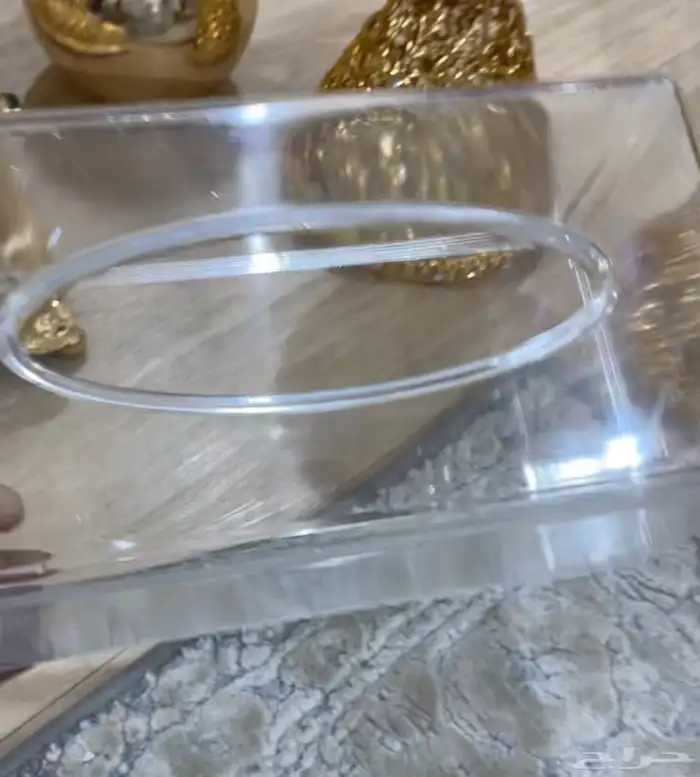 كراسي اكريلك وورد صناعي وتحف وفازات 4