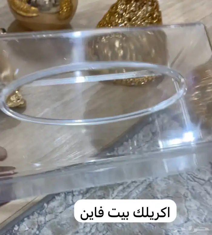 كراسي اكريلك وورد صناعي وتحف وفازات 5