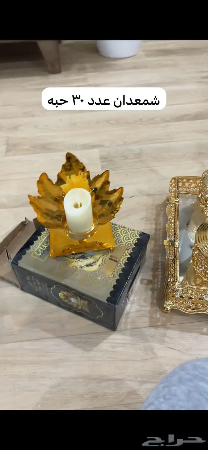 كراسي اكريلك وورد صناعي وتحف وفازات 3