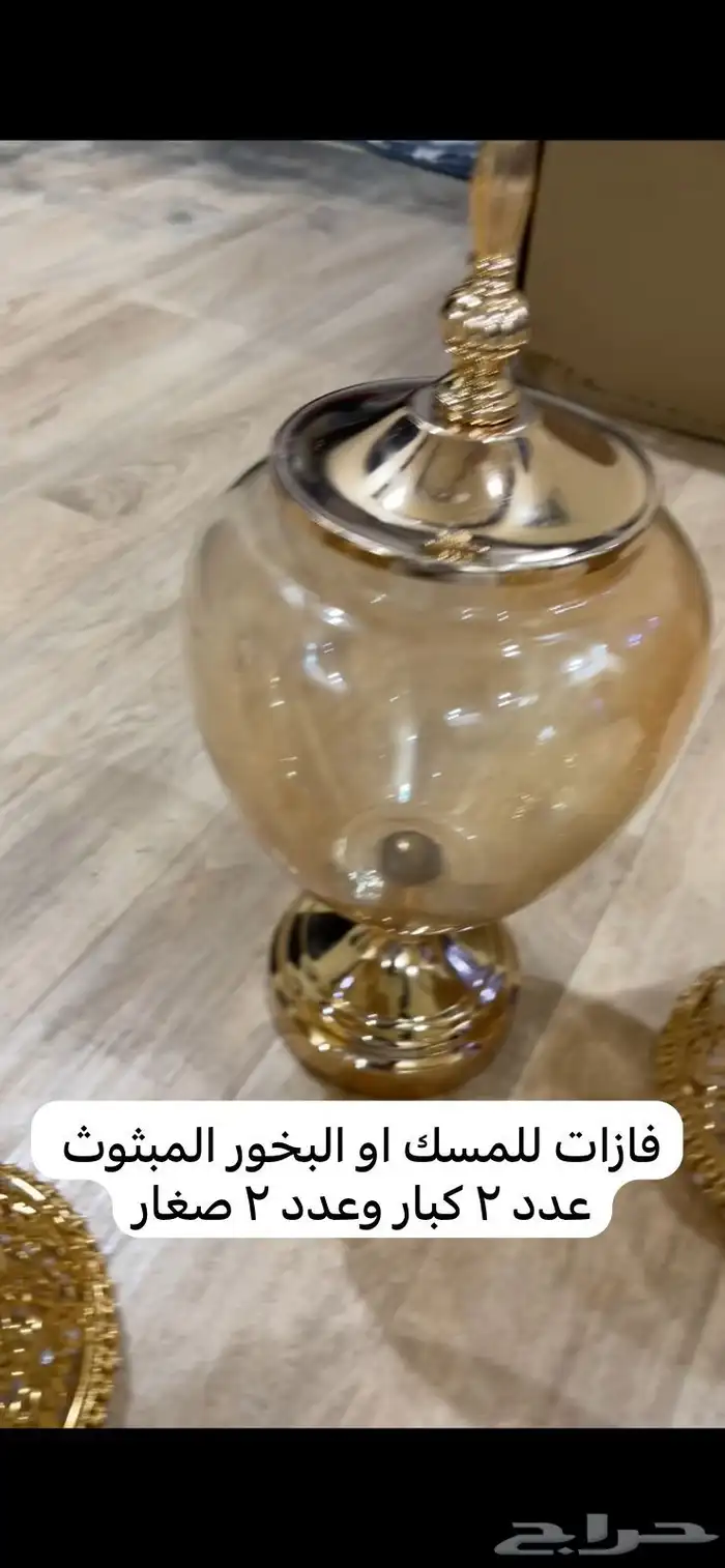 كراسي اكريلك وورد صناعي وتحف وفازات 1