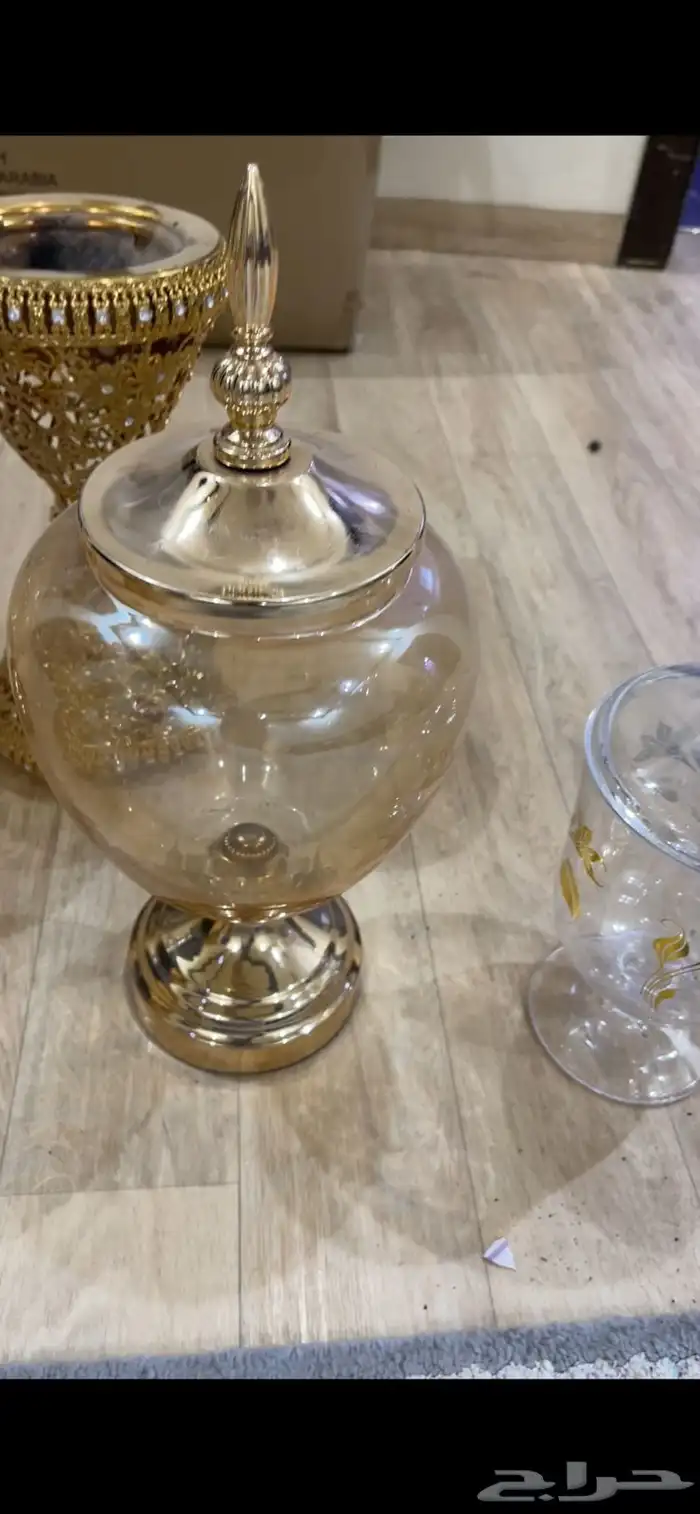 كراسي اكريلك وورد صناعي وتحف وفازات 2