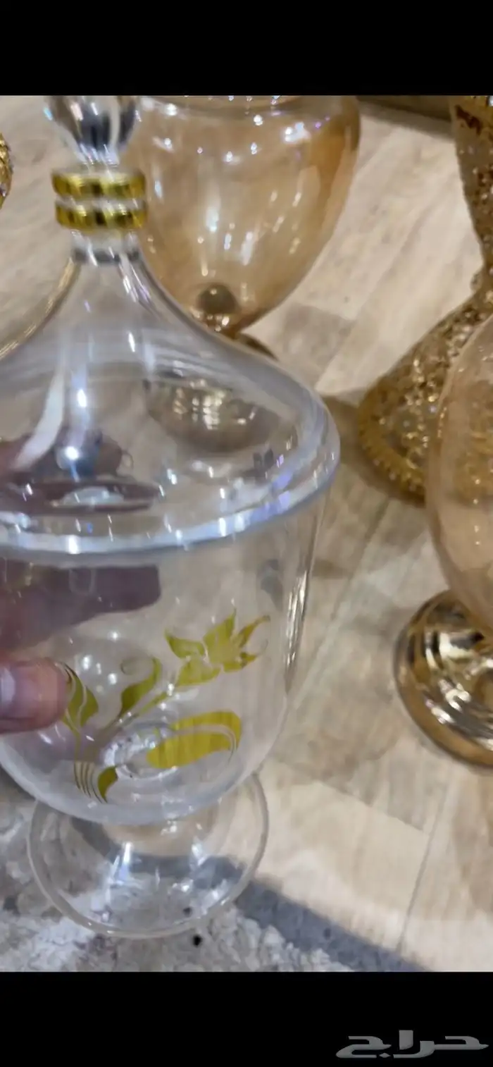 كراسي اكريلك وورد صناعي وتحف وفازات 0