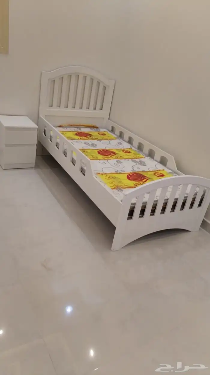 أسرة خشب جديد فقط 0