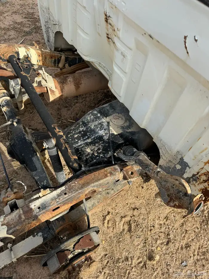 مكينة وقير ودفرنس هايلوكس 1983 وابواب 4