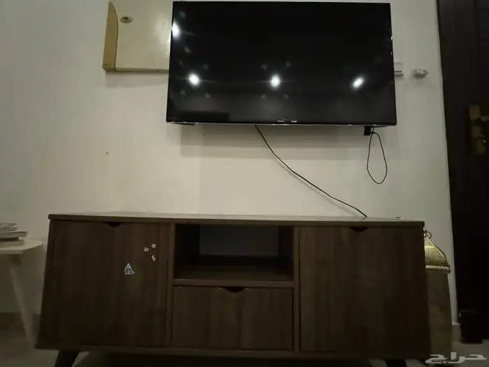 طاولة تلفزيون نظيفة 150 ريال 1