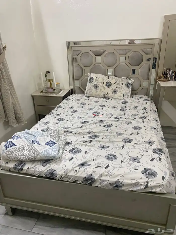 للبيع غرفة كاملة مع تسريحه ودولاب كوميدينا نظيفة 0