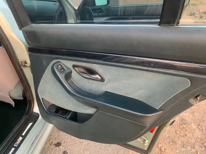 للبيع قطع غيار e39 BMW 8