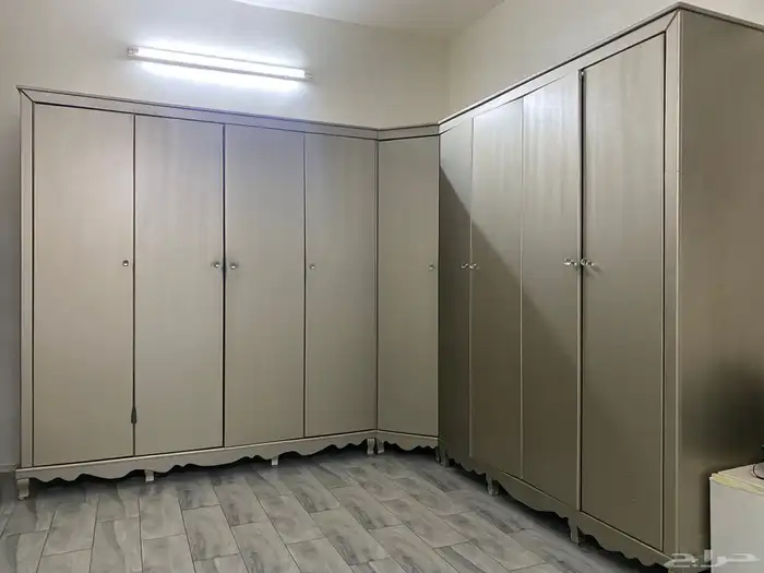 للبيع غرفة كاملة مع تسريحه ودولاب كوميدينا نظيفة 2