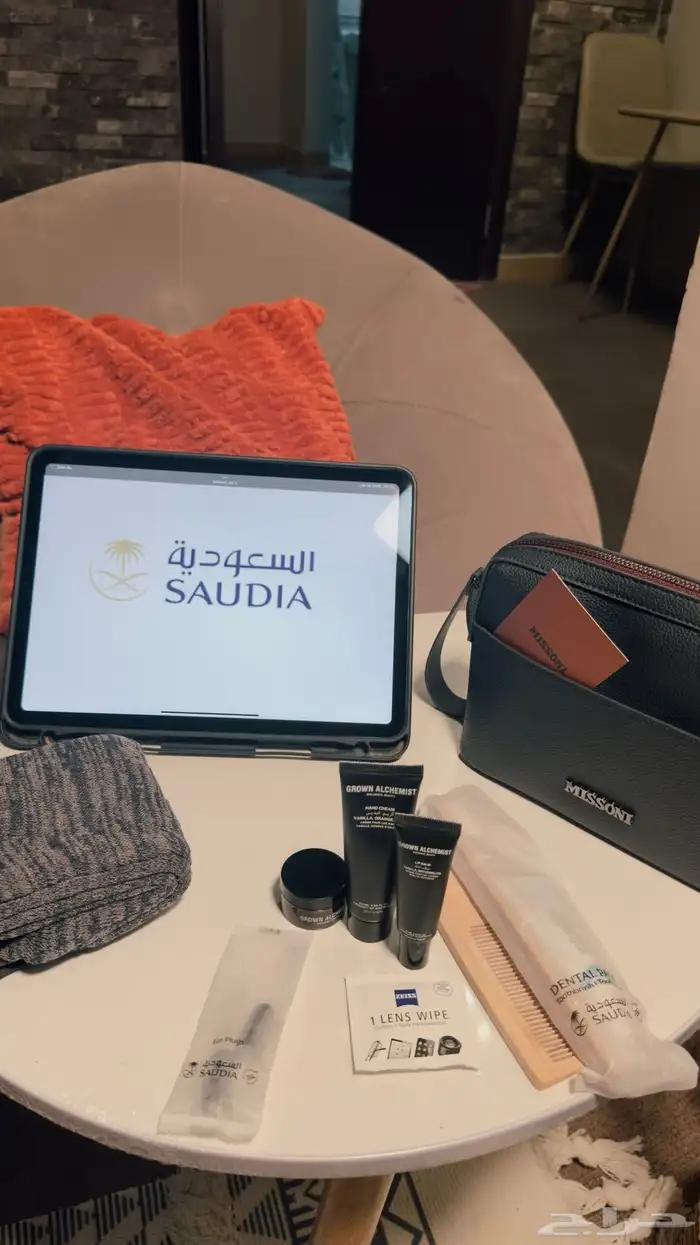 شنطة الخطوط السعوديه درجة رجال الاعمال 4